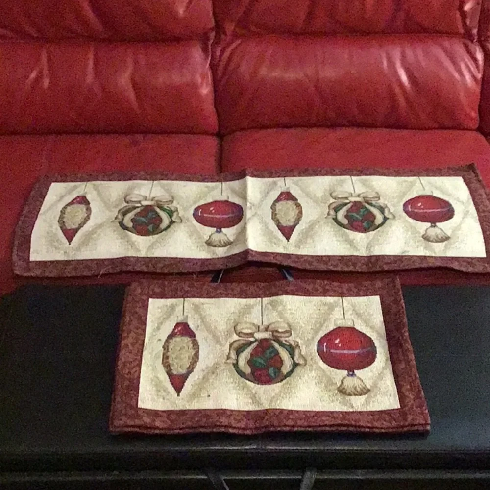Christmas set: 1 runner & 4 placemats, like new!